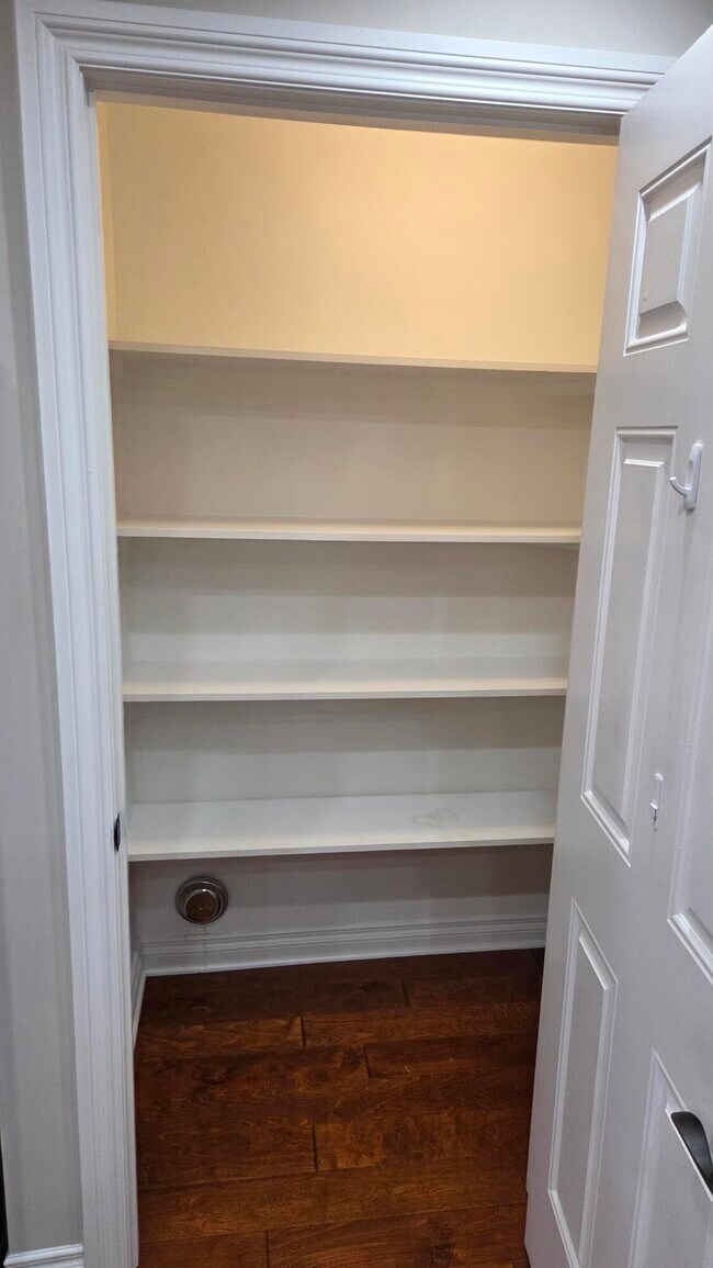 Building Photo - 934 W Huron St