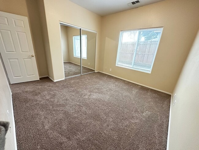 Building Photo - 3 Bedroom home in the beloved Joshua Tree area