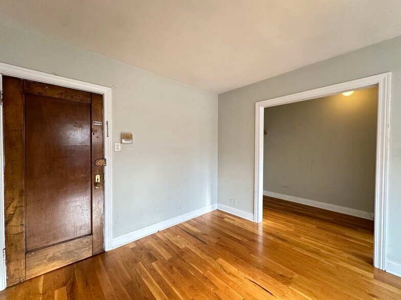 Building Photo - 742 W Belmont Ave