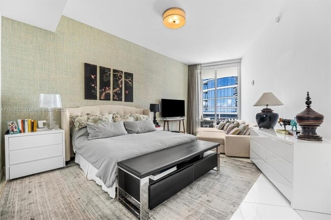 Building Photo - 15811 Collins Ave