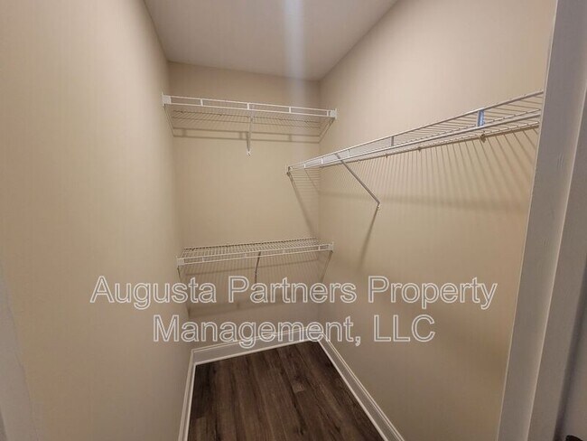 Building Photo - 640 Vista Dr