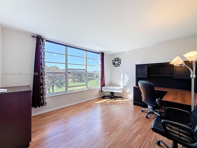 Building Photo - 605 Oaks Dr