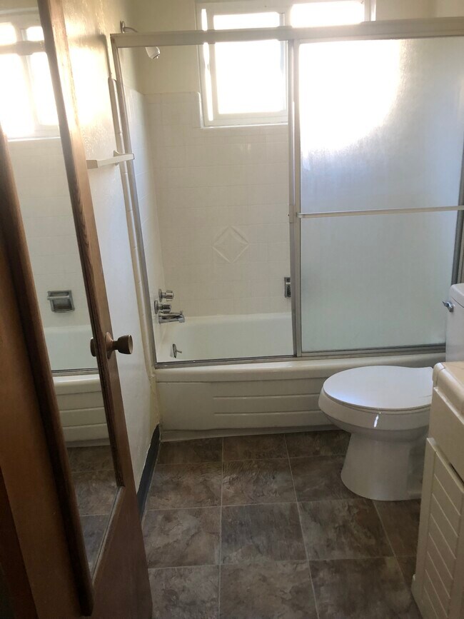 Building Photo - 828 E 200 S