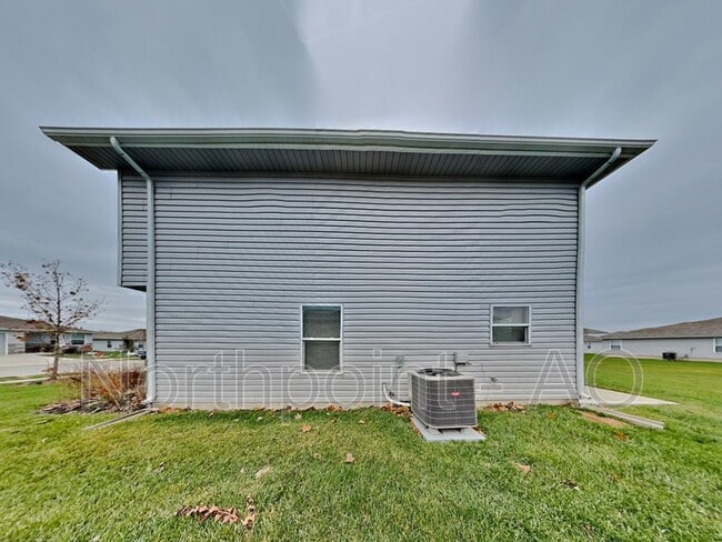 Building Photo - 107 SW Rose St