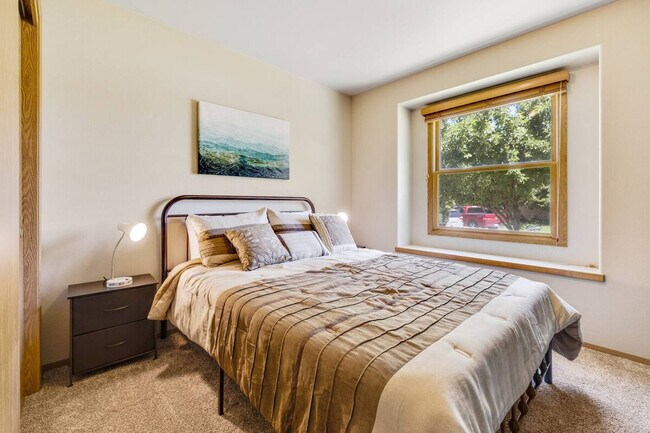 Building Photo - 2416 S Tiger Lily Dr