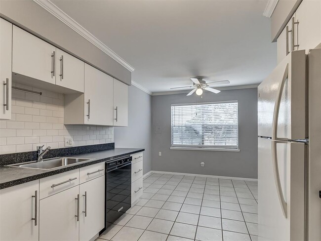 Building Photo - 1703 E Lindsey St