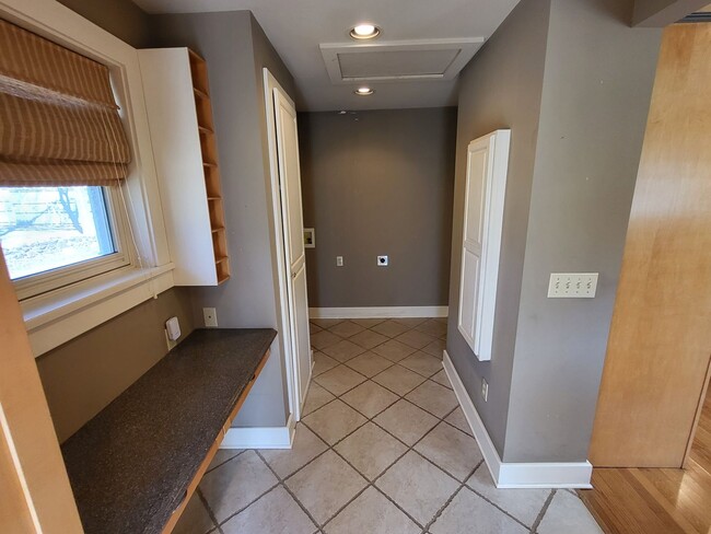 Building Photo - Gorgeous 2 bedroom 1 bathroom house with z...