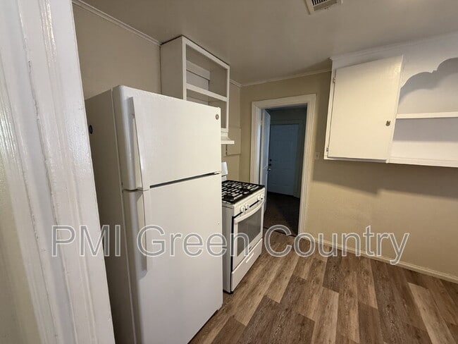 Building Photo - 2432 N Quincy Ave