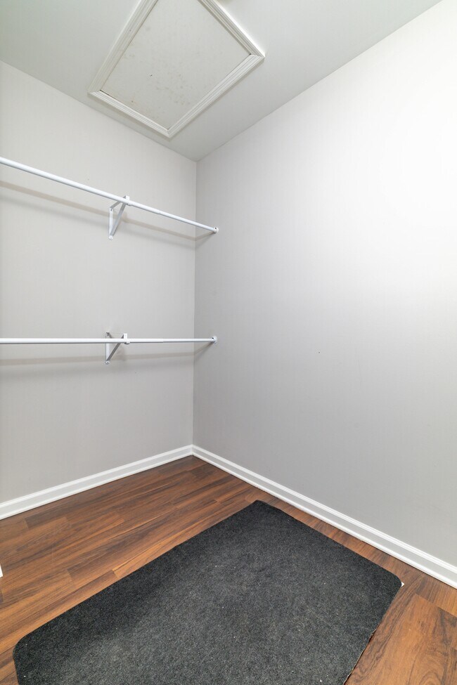 Building Photo - 619 Midlake Dr NE