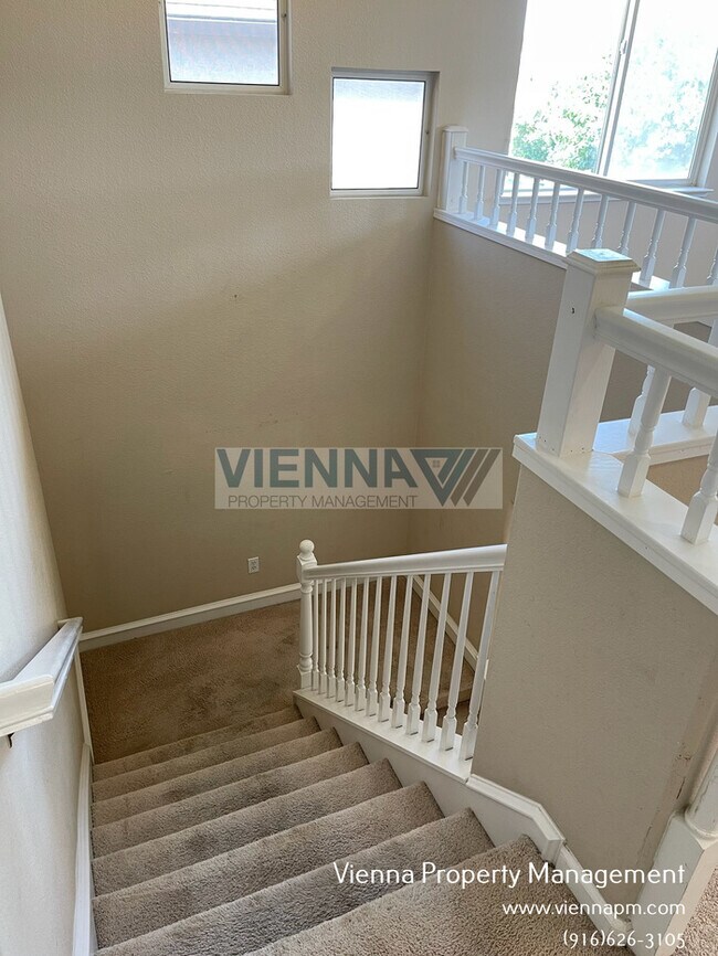 Building Photo - Spacious 3 Bedroom Home in Great Location