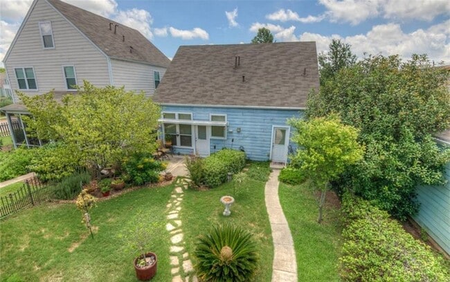 Building Photo - Superb Suburban Space! Multiple Living areas!