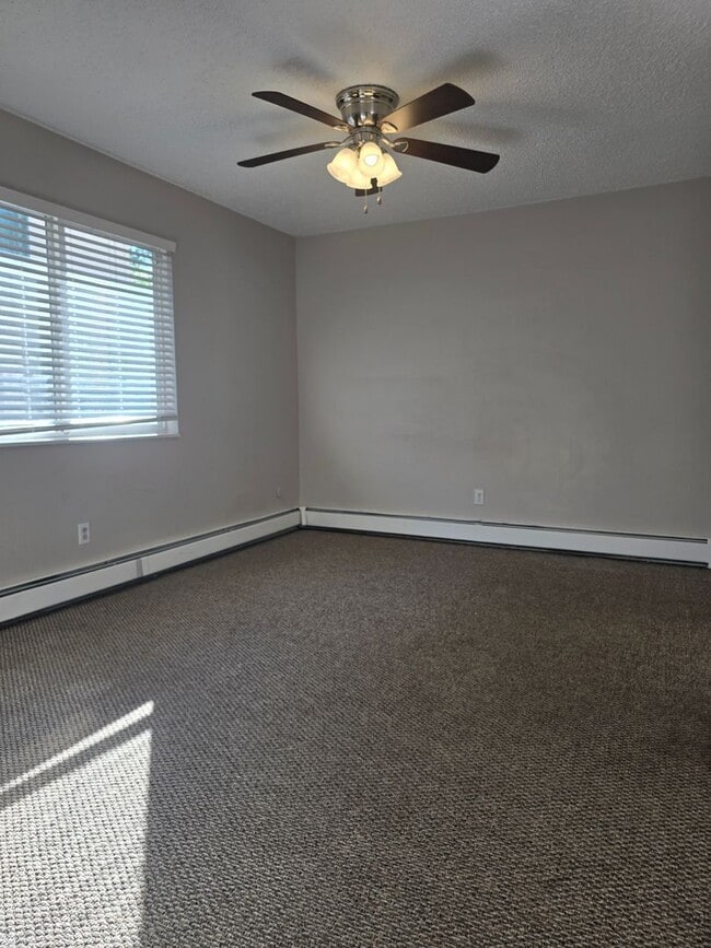 Building Photo - Cute end unit townhome 3-bedroom 2 baths i...
