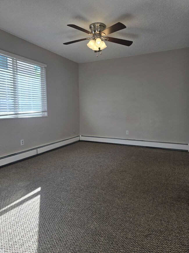 Building Photo - Cute end unit townhome 3-bedroom 2 baths in Thornton.