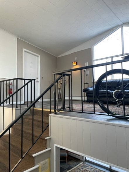 Building Photo - 513 Waverly Ave