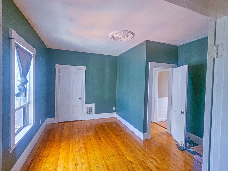 Building Photo - 8 Randall St