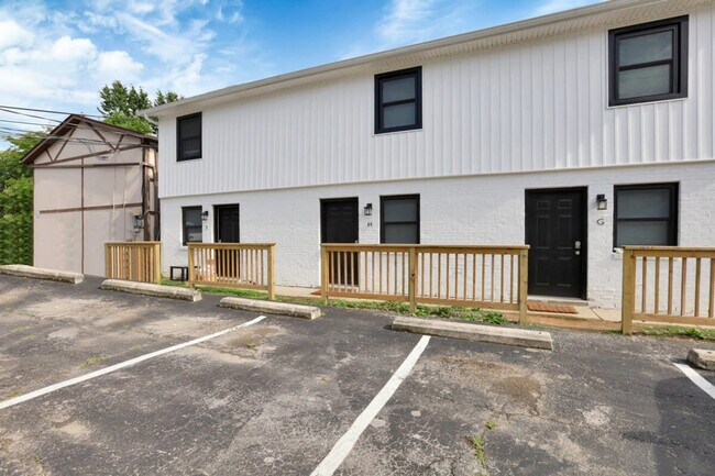 Building Photo - 380 Forest St