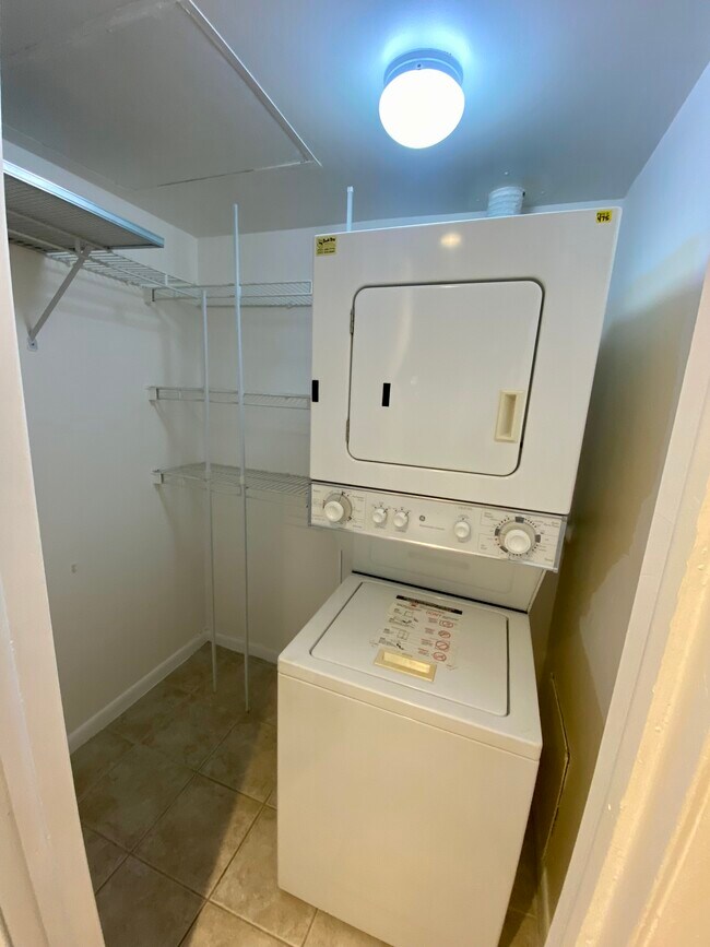 Building Photo - 710 N Village Dr