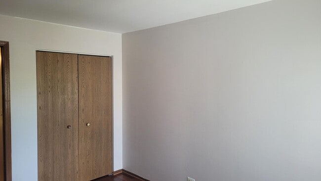 Building Photo - 1266 S Parkside Dr