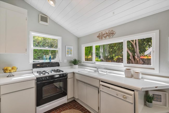 Building Photo - 1555 Lincoln Ave