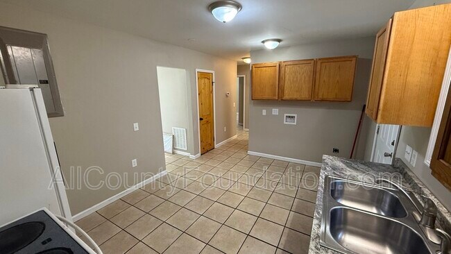 Building Photo - 5651 Parana St