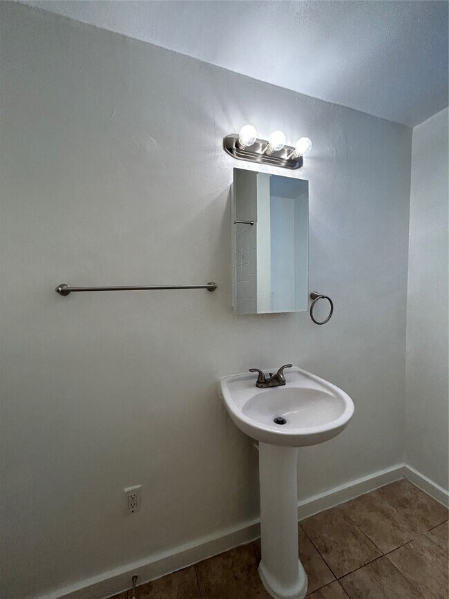 Building Photo - 5415 Scott St