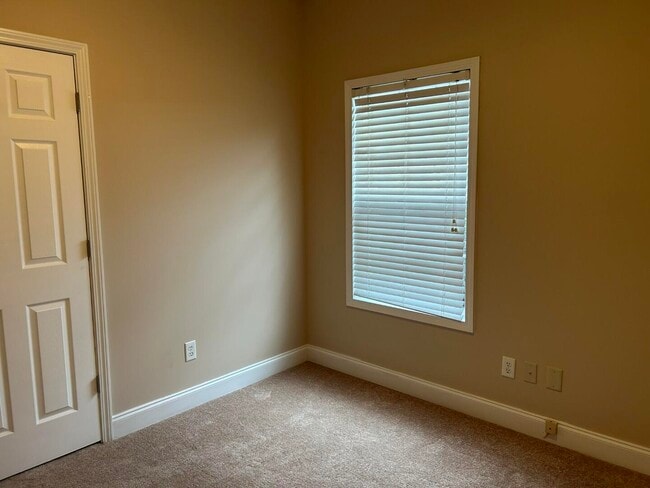 Building Photo - 3421 Beacon Dr