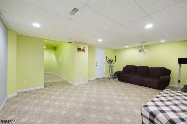 Building Photo - 28 Pinfold Ct