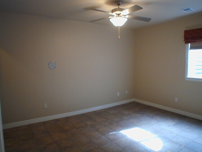 Building Photo - House For Lease