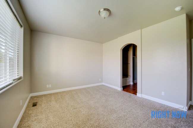 Building Photo - 4648 N Elisha Ave