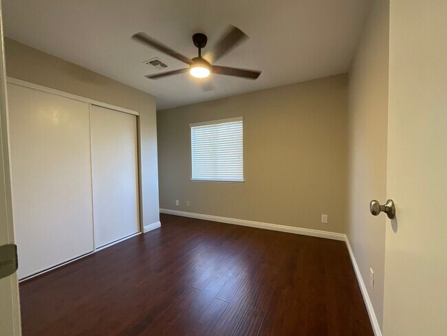 Building Photo - Single story home, 3br, 2bath, 1cg