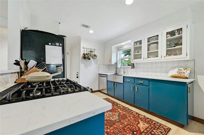 Building Photo - 2301 Village Cir