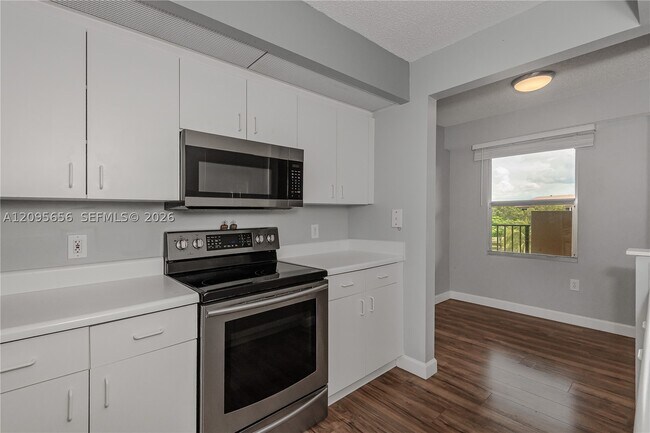 Building Photo - 550 SW 138th Ave