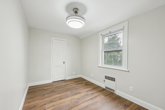 Building Photo - 756 Cedar Ln