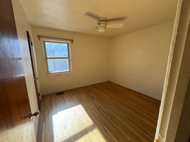 Building Photo - University Home, Great Layout!