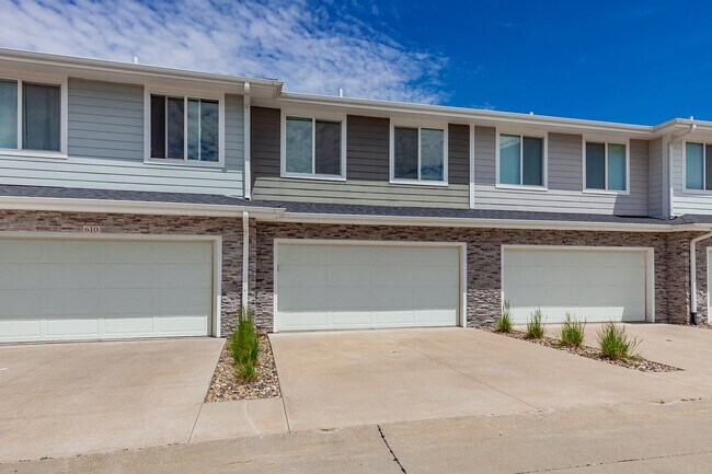 Building Photo - GREAT LOCATION!! 3 Bedroom, 2.5 Bathroom Townhome in Waukee!