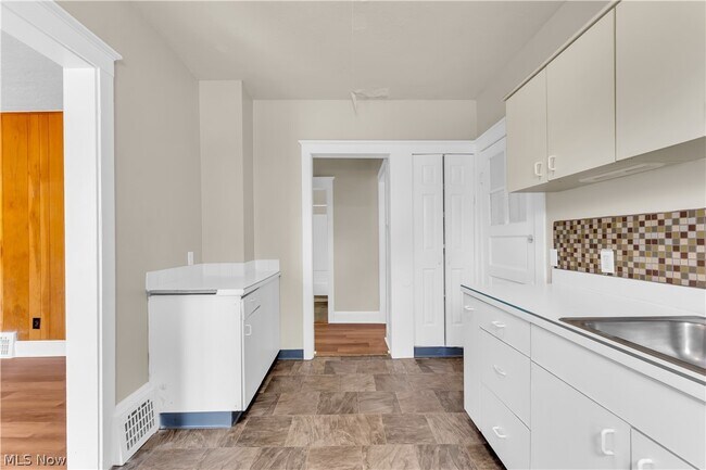 Building Photo - 8517 Rosewood Ave