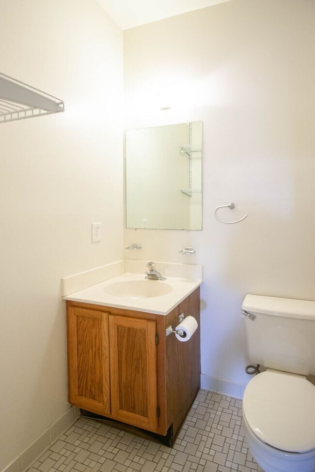 Building Photo - Gorgeous and updated 3Bd/2.5Bth townhome in the Town of Forest Hills! w/2 assigned parking space!