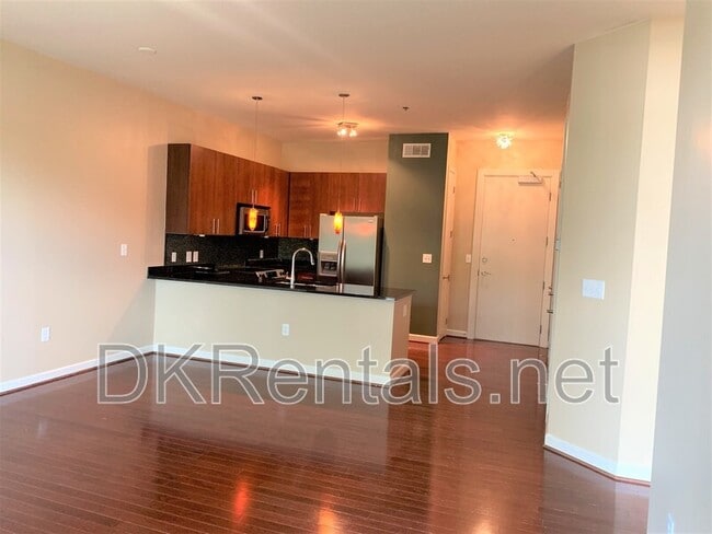 Building Photo - 711 Cosmopolitan Dr NE