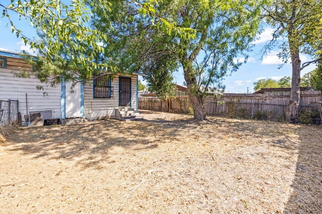 Building Photo - Confortable 2 bedroom 1 bath