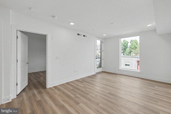Building Photo - 701 N Henry St