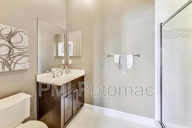 Building Photo - 10821 Symphony Park Dr