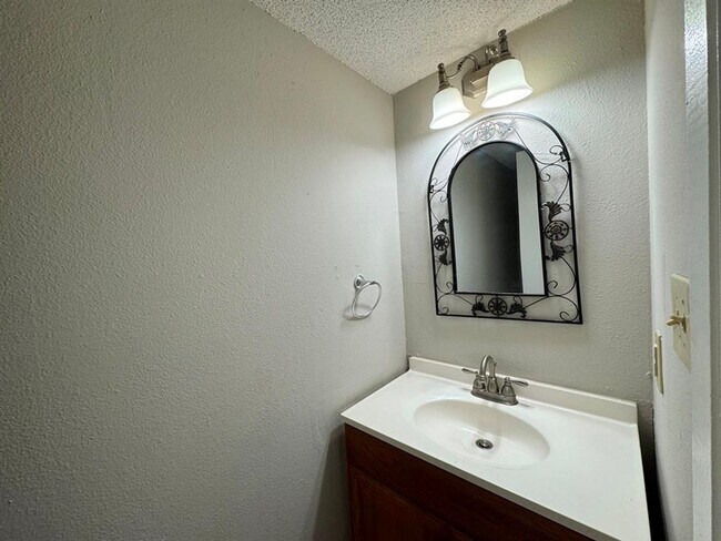 Building Photo - 9502 Quail Village Ln