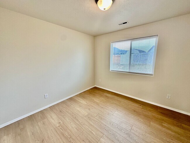 Building Photo - New on the market!