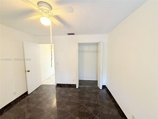 Building Photo - 206 Lake Pointe Dr