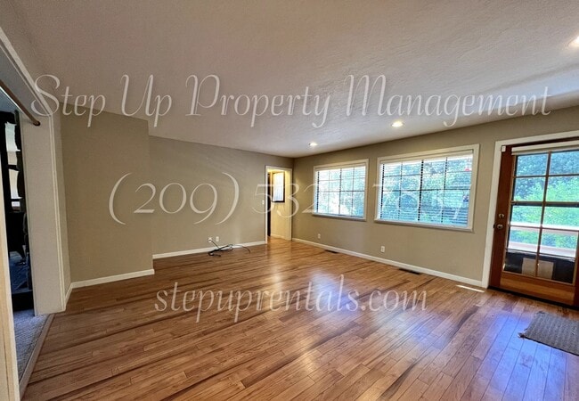 Building Photo - 2 Bedroom 2 Bath Home With Bonus Room off Racetrack!!!!