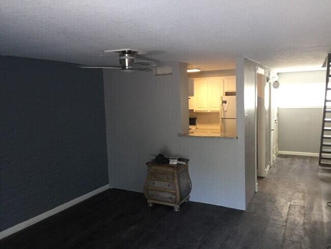 Building Photo - 408 Ira Ave