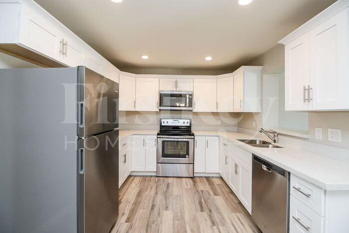 Building Photo - 1561 E Clover