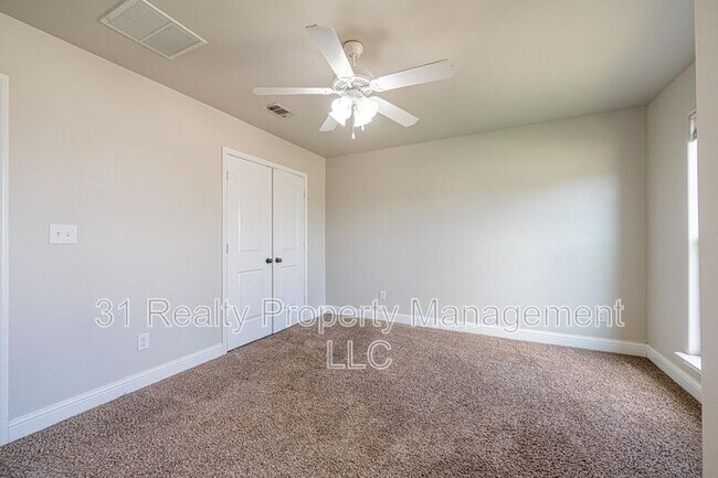 Building Photo - 704 E 97th St