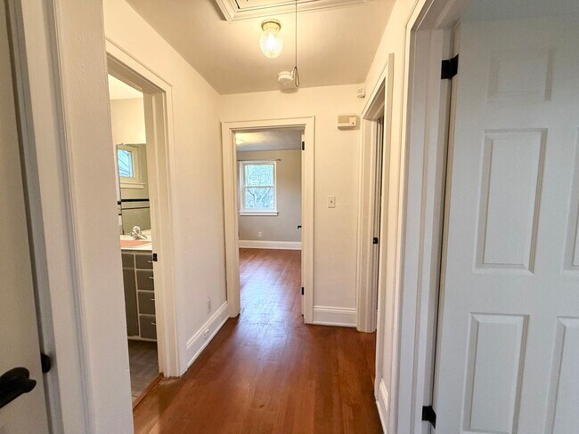 Building Photo - Beautiful Brick Home in Prime Hickory Location – Spacious Layout & Hardwood Floors!