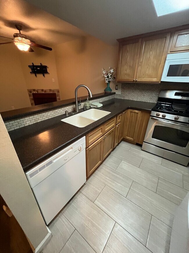 Building Photo - Darling 2+2 Condo W/Views + Amenities in g...